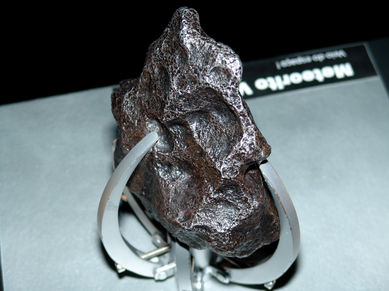 Um meteoro de verdade, que voc pode tocar, parece mais metal do que pedra ao toque